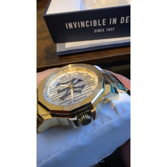 Invicta Speedway New York Edition Gold - Picture 3 of 4